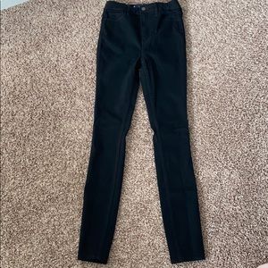 New Hollister jeans never worn. High-rise skinny